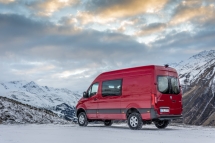 Ob Baustellenzufahrt oder auf Schnee und Eis: Neuer Sprinter ab sofort auch mit Allrad-Antrieb bestellbarWhether driving onto a construction site or through snow and ice: The new Sprinter now also available to order with