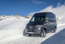 Ob Baustellenzufahrt oder auf Schnee und Eis: Neuer Sprinter ab sofort auch mit Allrad-Antrieb bestellbarWhether driving onto a construction site or through snow and ice: The new Sprinter now also available to order with