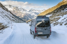 Ob Baustellenzufahrt oder auf Schnee und Eis: Neuer Sprinter ab sofort auch mit Allrad-Antrieb bestellbarWhether driving onto a construction site or through snow and ice: The new Sprinter now also available to order with