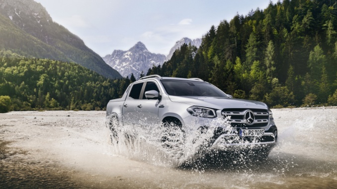 Mercedes-Benz X-Klasse – Exterieur X 350 d 4MATIC, 190 kW (258 PS), diamantsilber metallic, Austattungslinie POWER, Sports Bar, Roll Cover;Kraftstoffverbrauch kombiniert: 9,0-8,8 l/100 km, CO2-Emissionen kombiniert: 236-230 g/km* Mercedes-Benz X-Class – Exterior X 350 d 4MATIC, 190 kW (258 PS), diamond silver metallic, equipment line POWER, Sports Bar, Roll Cover;Combined fuel consumption: 9.0-8.8 l/100 km, combined CO2 emissions: 236-230 g/km*